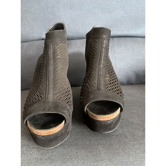 Vince Camuto VC Lavette Black Nubuck Perforated Peep Toe Block Heel Size 7 - Picture 3 of 12